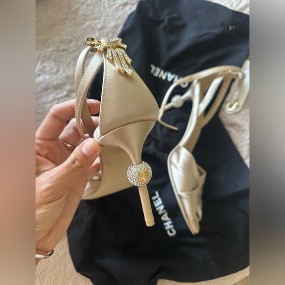 Chanel beige shoes with a Chanel sign! Super chic and posh! - Picture 3 of 5